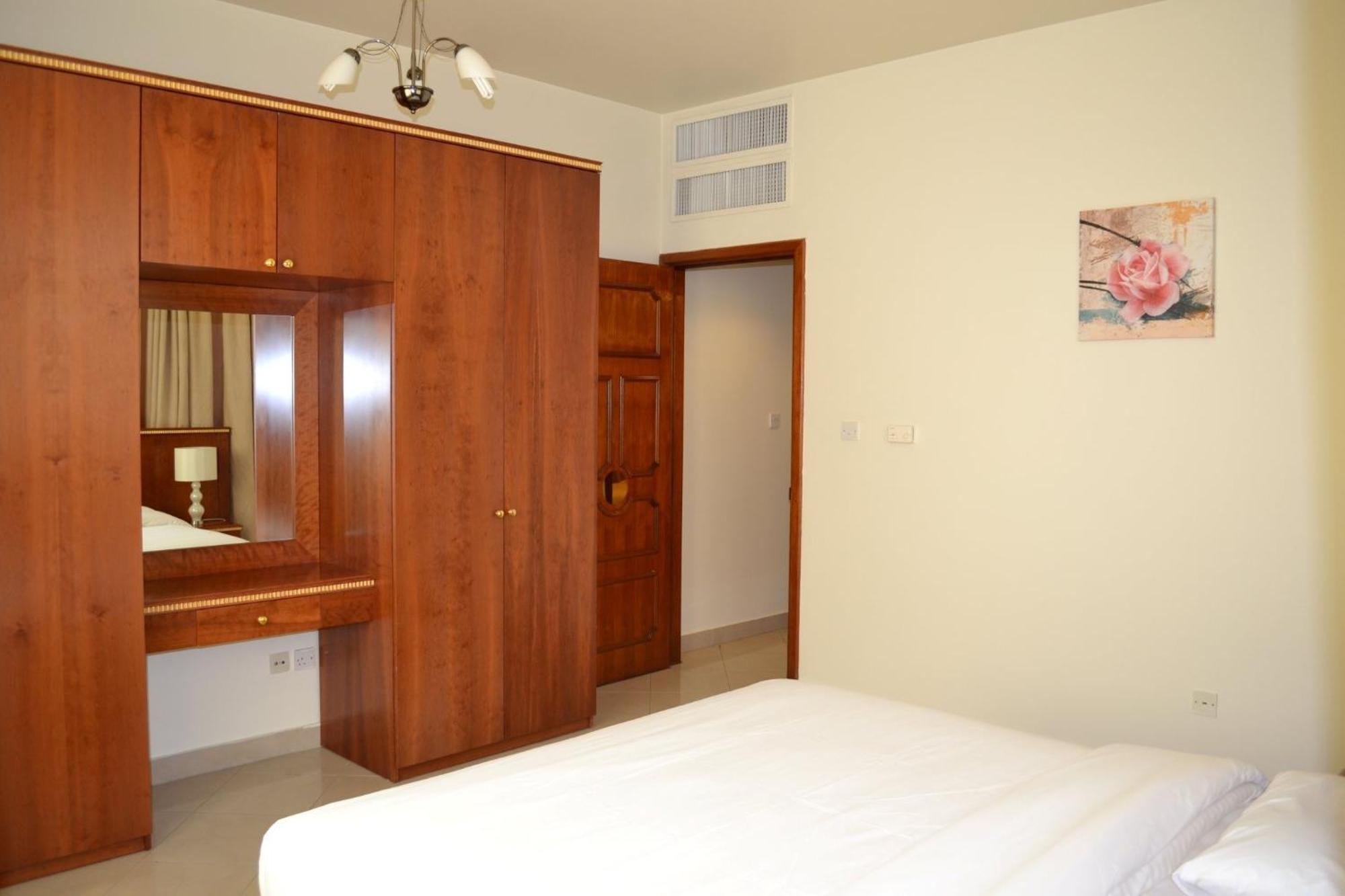 Plaza Aparthotel 4*