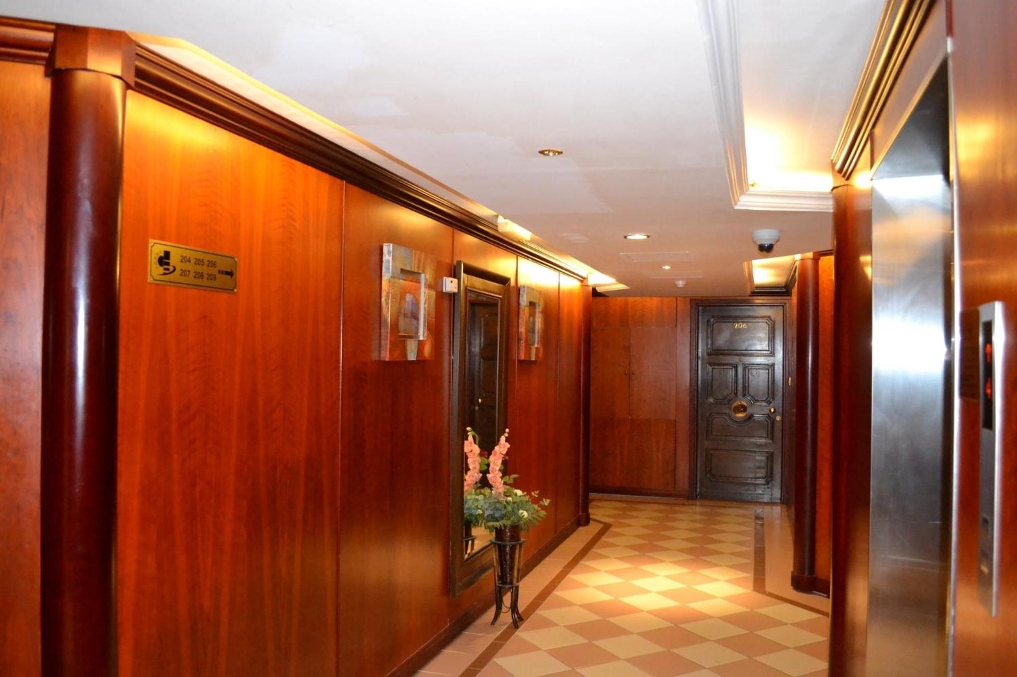 Plaza Aparthotel 4*